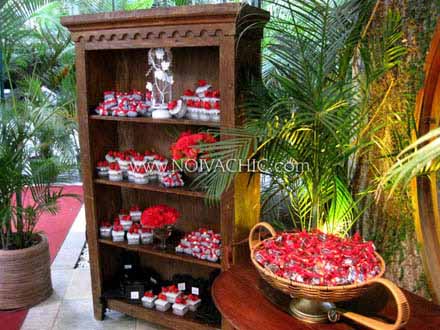 Fotos de decora��o - estante r�stica para bem-casados